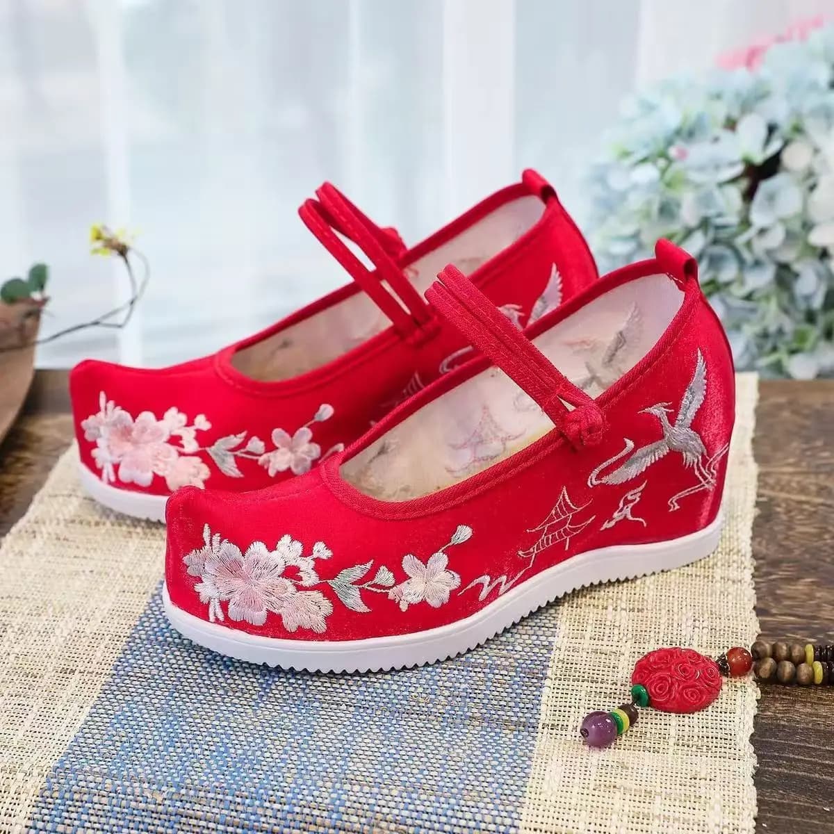 Scarpe da donna ricamate interne maggiorate Scarpe con suola spessa antiscivolo Scarpe con punta in stile etnico Scarpe Hanfu Scarpe da sposa rosse