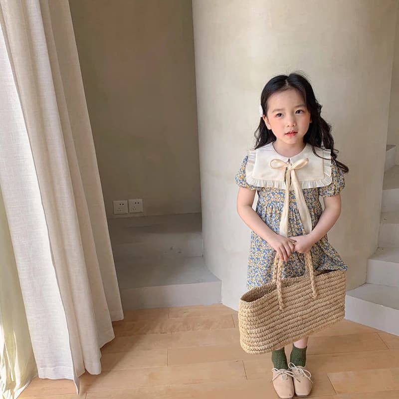 Grazioso vestito in chiffon con stampa floreale e colletto a bambola, nuova versione coreana estate 2026, abito corto senza maniche da principessa per bambine da 2 a 10 anni