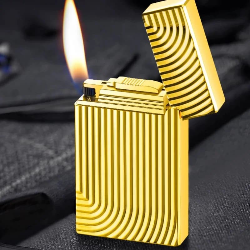 Accendino Elegante a Fiamma Libera con Apertura Laterale, Fiamma Inclinata Gonfiabile con Rotella di Accensione, Intaglio a Strisce Fine, Regalo di Alta Gamma