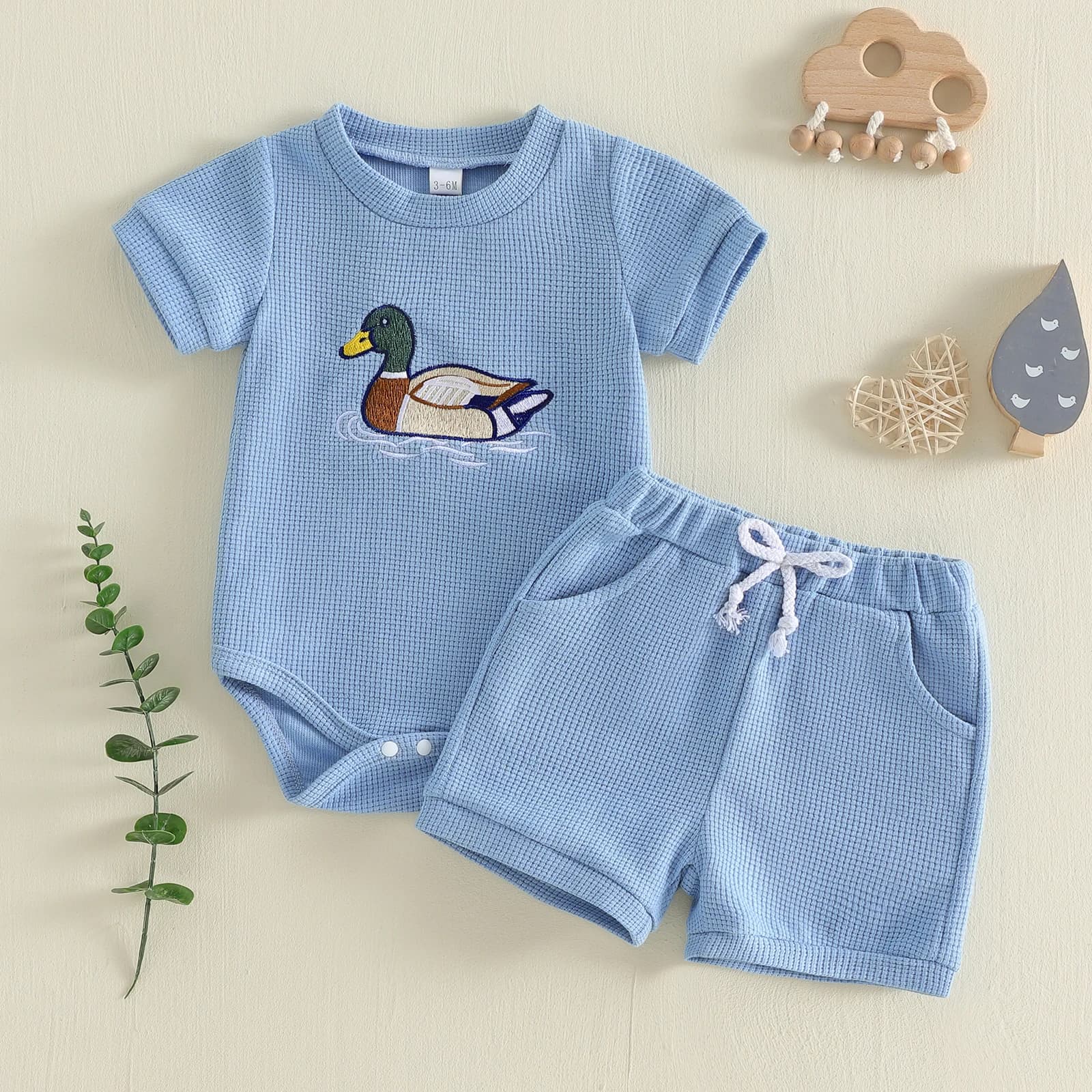 Adorabile set di vestiti estivi per neonati con elegante tutina a maniche corte e pantaloncini abbinati con simpatico design a forma di anatra