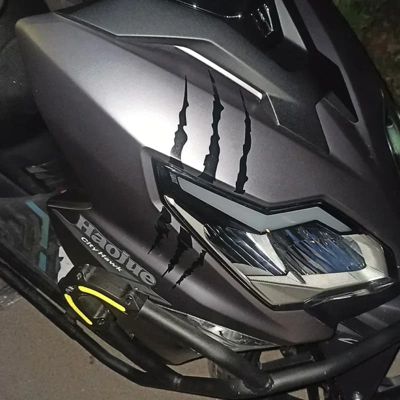 Nuovo 2PCS Moto Monster Claw Scratch Adesivi FAI DA TE Motocross Casco Decalcomanie Del Vinile per Aprilia KTM Kawasaki YAMAHA SUZUKI HONDA