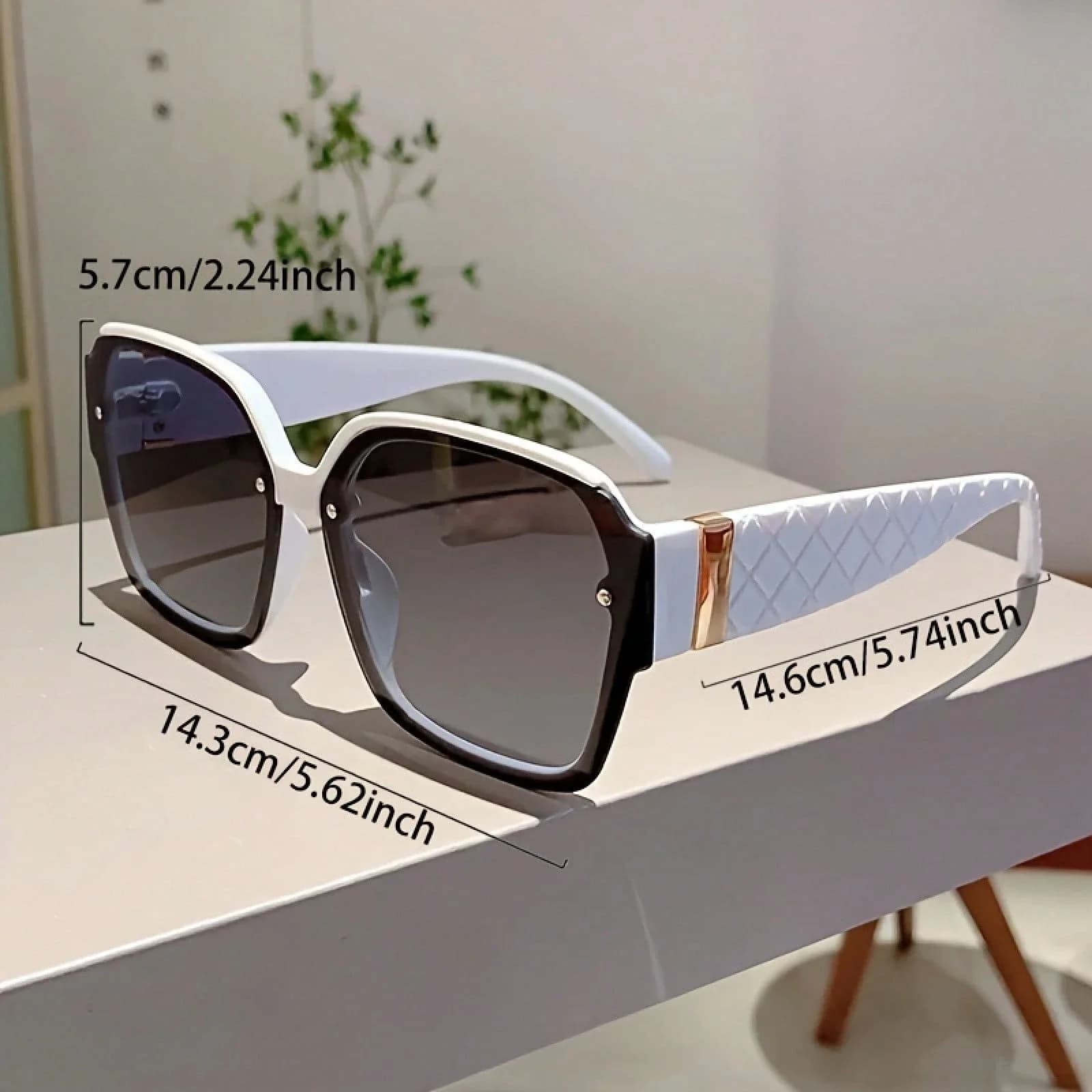 Occhiali da Sole Quadrati da Donna con Aste Decorative Borrate e Motivo a Diamante, Accessorio di Moda