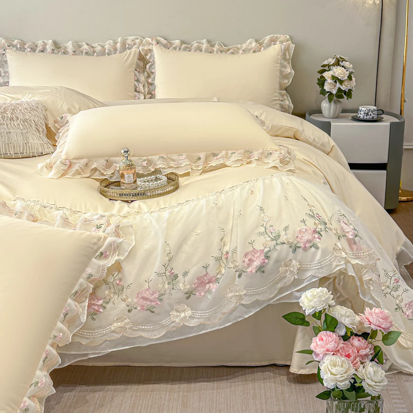 Set di Biancheria da Letto in Stile Coreano 100% Cotone, Lussuoso Copripiumino con Ricami Floreali in Pizzo, Lenzuola e Federe Beige