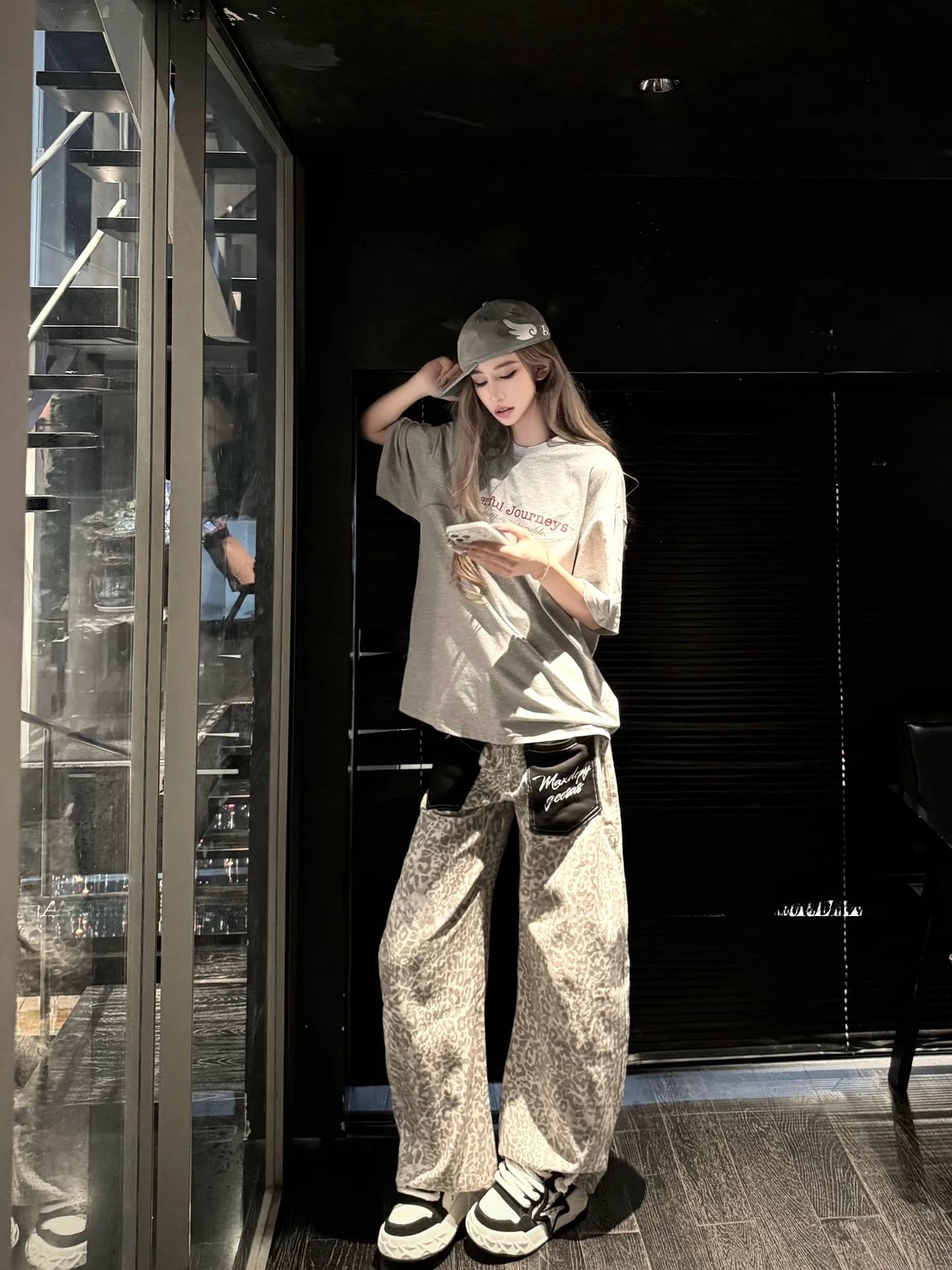 Jeans a Gamba Larga con Stampa Leopardata alla Moda, Design High Street per Donne, Pantaloni Comodi e Snellenti, Stile Casual con Vita Naturale e Patchwork