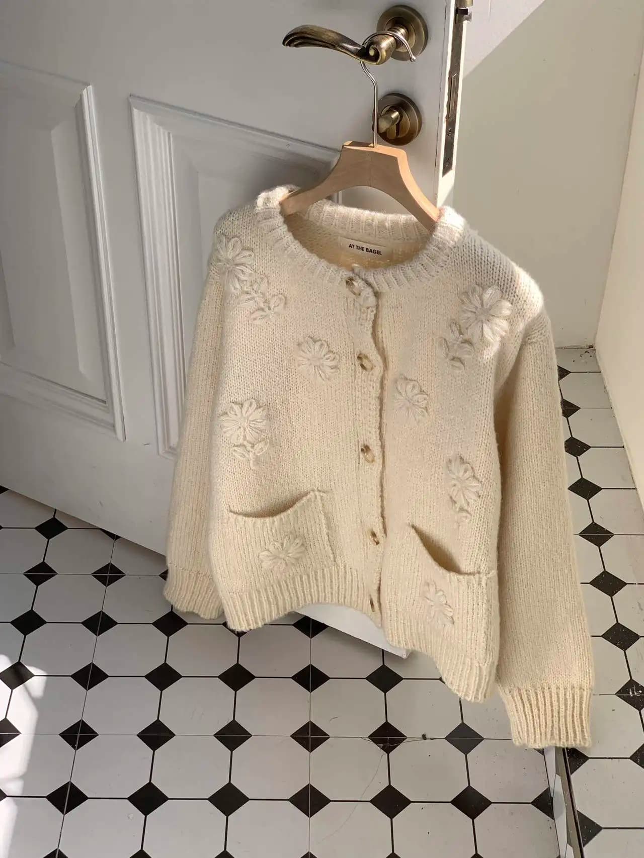 Cardigan Floreale in Cotone Morbido Lavorato a Maglia, Giacca Maglione Ricamata a Mano con Fiori, Spessa e Voluminosa, per Autunno Inverno