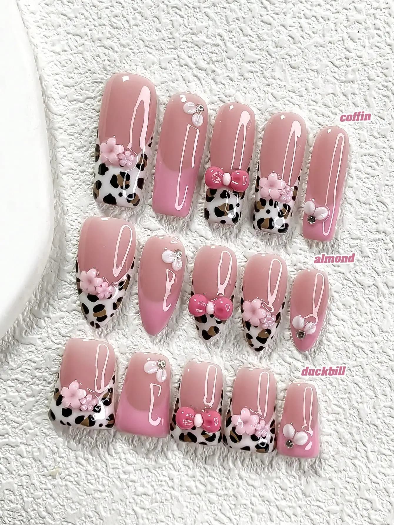 Set di 10 pezzi di nail art fatti a mano in stile lussuoso ed elegante, Unghie Press On, Accessori per nail art con perle dorate, Decorazioni per nail art a linea, Smalto giallo, Estetica nobile ed elegante, Include strumenti per unghie (1 foglio di adesivi in gel + 1 lima per unghie), Disponibili 3 misure