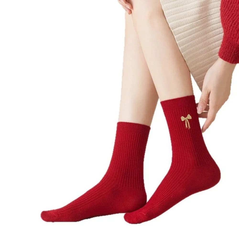 Calzini in cotone con ricamo a forma di cartone animato alla moda Calzini a tubo medio antiscivolo rossi Calzini casual per assorbimento del sudore Autunno Inverno