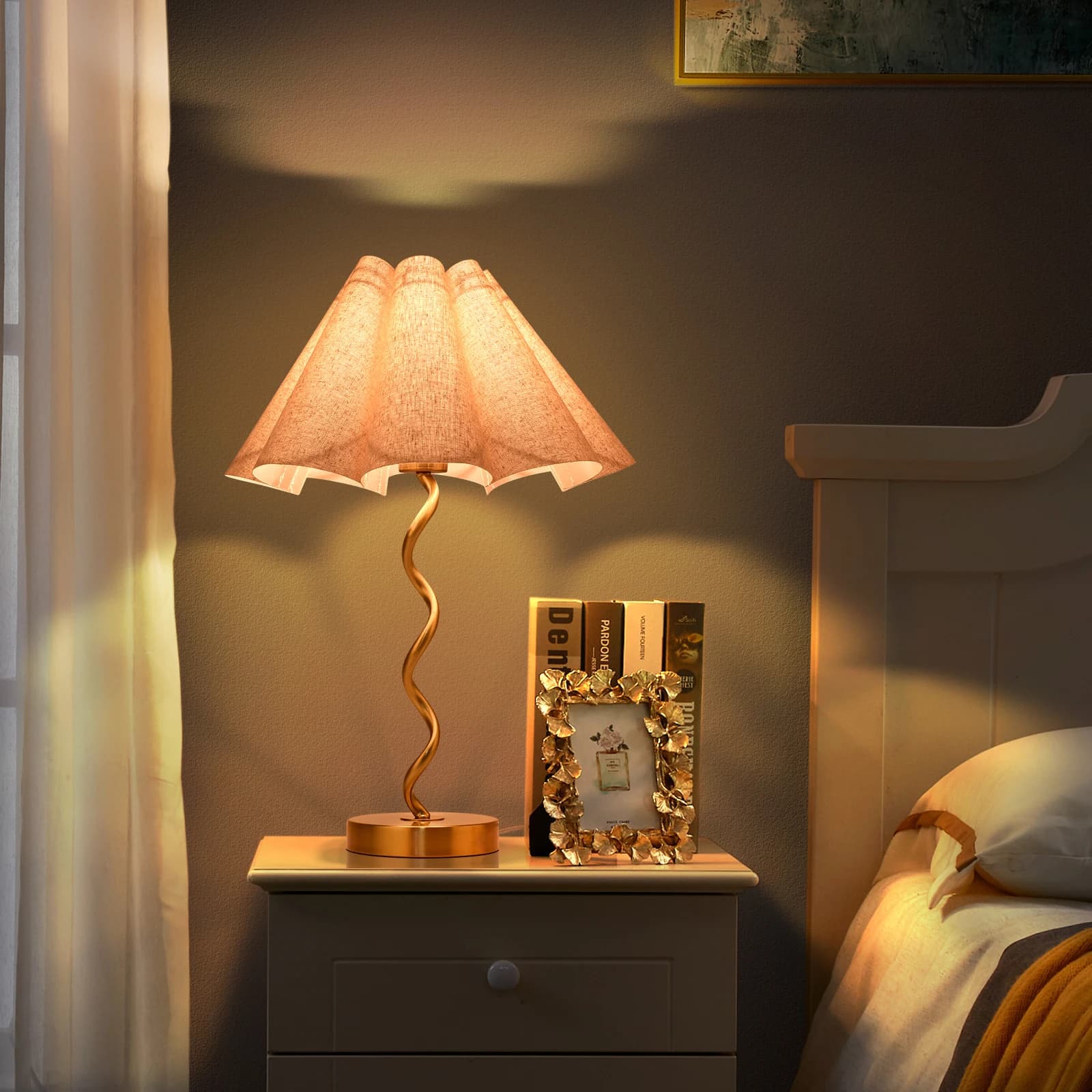 Modern Golden Table Lamp, Corrugated Desk Lamps with Festone Folders, Lamps from Comodino to Shape of Fiocco, Cheese Chestnut Decoration