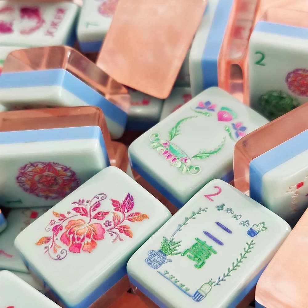 In US Stock Luxury Engraved Acrylic American Mahjong Tiles Pearl Pink Mahjong Set Portable Mah Jongg Sets Gifts for Adults Party