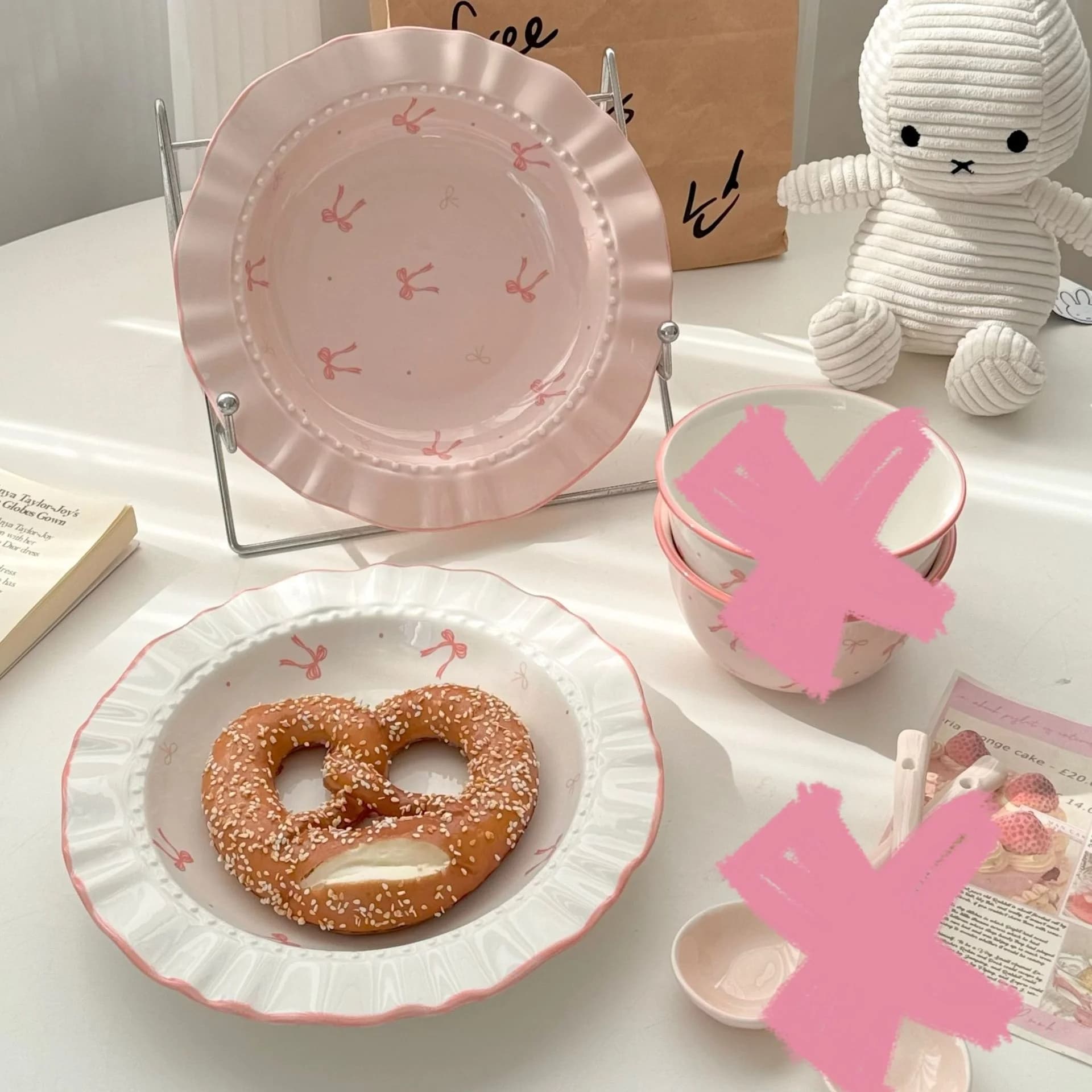 Set di Stoviglie in Ceramica - Ciotole e Piatti Estetici con Bordo Ondulato e Fiocco, Set da Dessert con Colori Sottosmalto per Donne e Ragazze