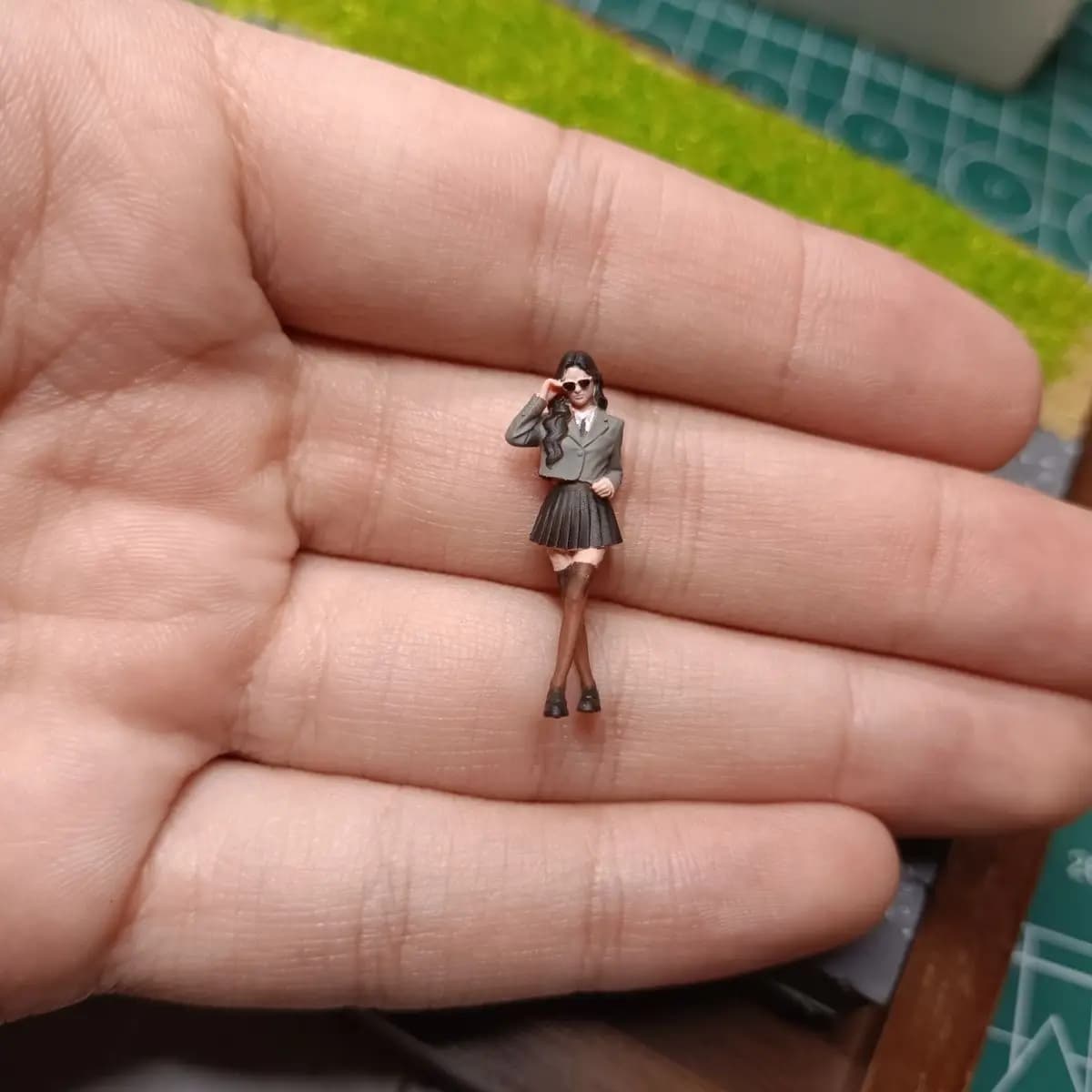1:64 Miniature Model Resin Scene Props Doll Girl Dressed in Stockings Diorama Figure