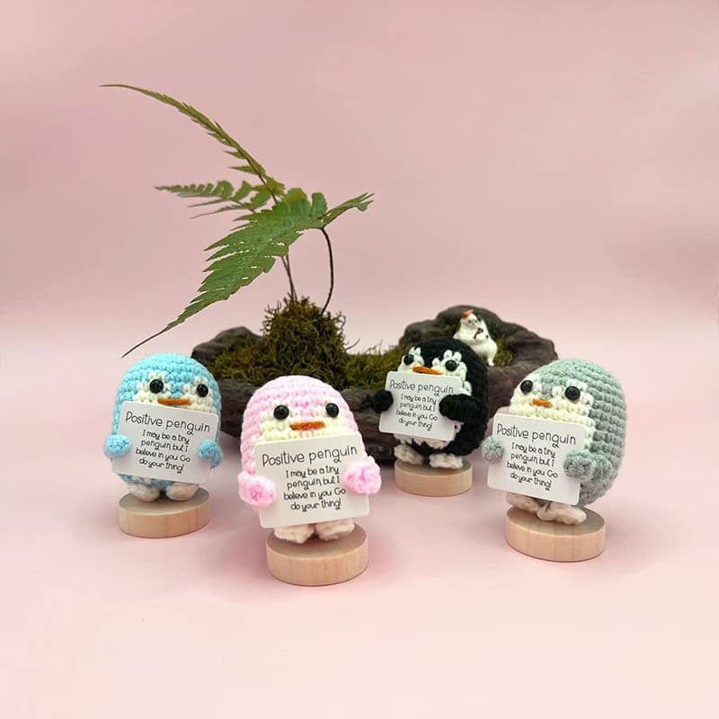 Simpatico pinguino sorridente bambola mini animale lavorato a maglia ornamento bambola tessuta a mano con carta positiva incoraggiamento supporto emotivo artigianale