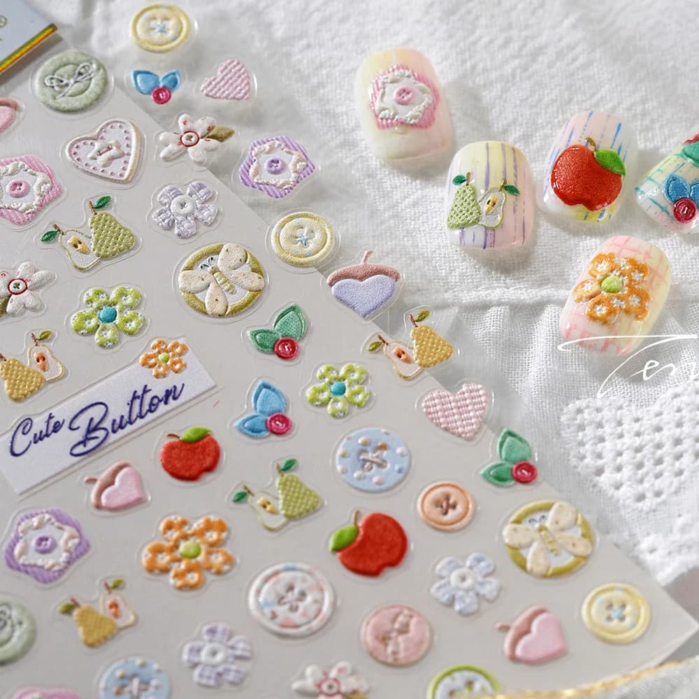 Pulsante carino Cuore d'amore Adesivo per nail art Mela Fiore di pera Petalo Bowknot Farfalla Dolce 5D Decalcomania autoadesiva per manicure Fai da te