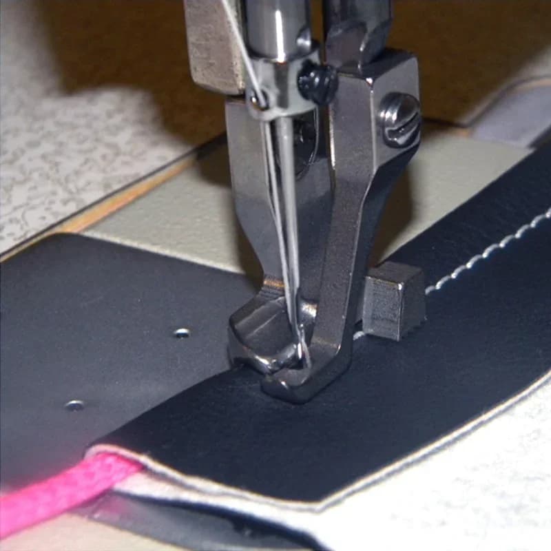 Macchina da cucire elettrica Auto sincrone industriale Materiale spesso Piedino Pelle Striscia di osso Borsa rotolante Corda Linea incorporata
