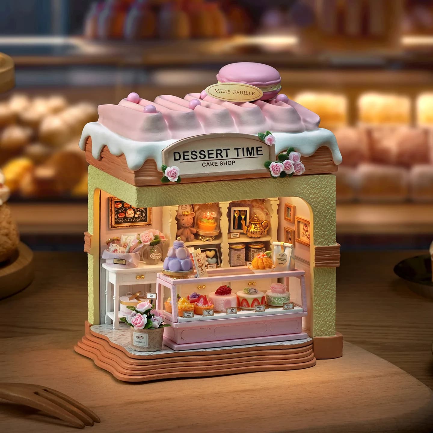 Dessert Time Diy Miniature Dollhouse Cake Shop Strawberry Mille Feuille Shaped 3D Modello di assemblaggio fatto a mano per decorazioni domestiche per adulti