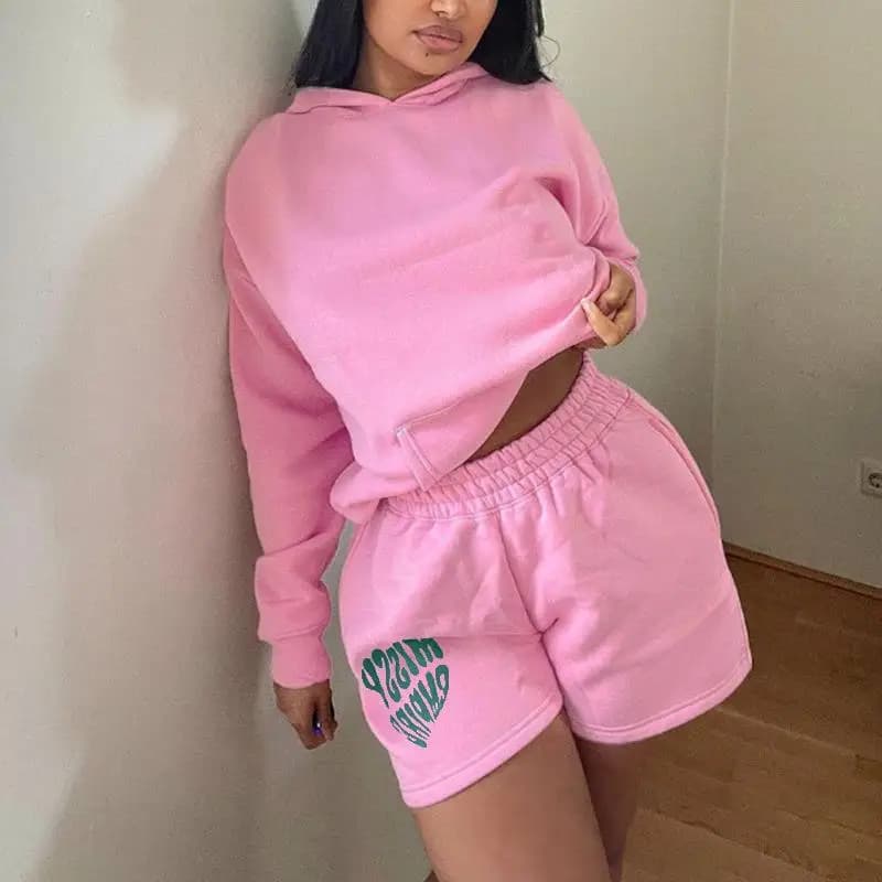 Set Casual da Donna Due Pezzi con Felpa Stampata a Maniche Lunghe con Cappuccio e Pantaloncini, Collezione Invernale con Motivo a Lettere