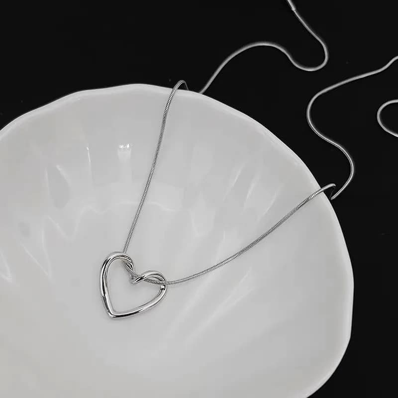 Collana con ciondolo a forma di cuore cavo Collare con catena a forma di serpente color argento per le donne Collane di amicizia Girocolli carini Gioielli con ciondoli