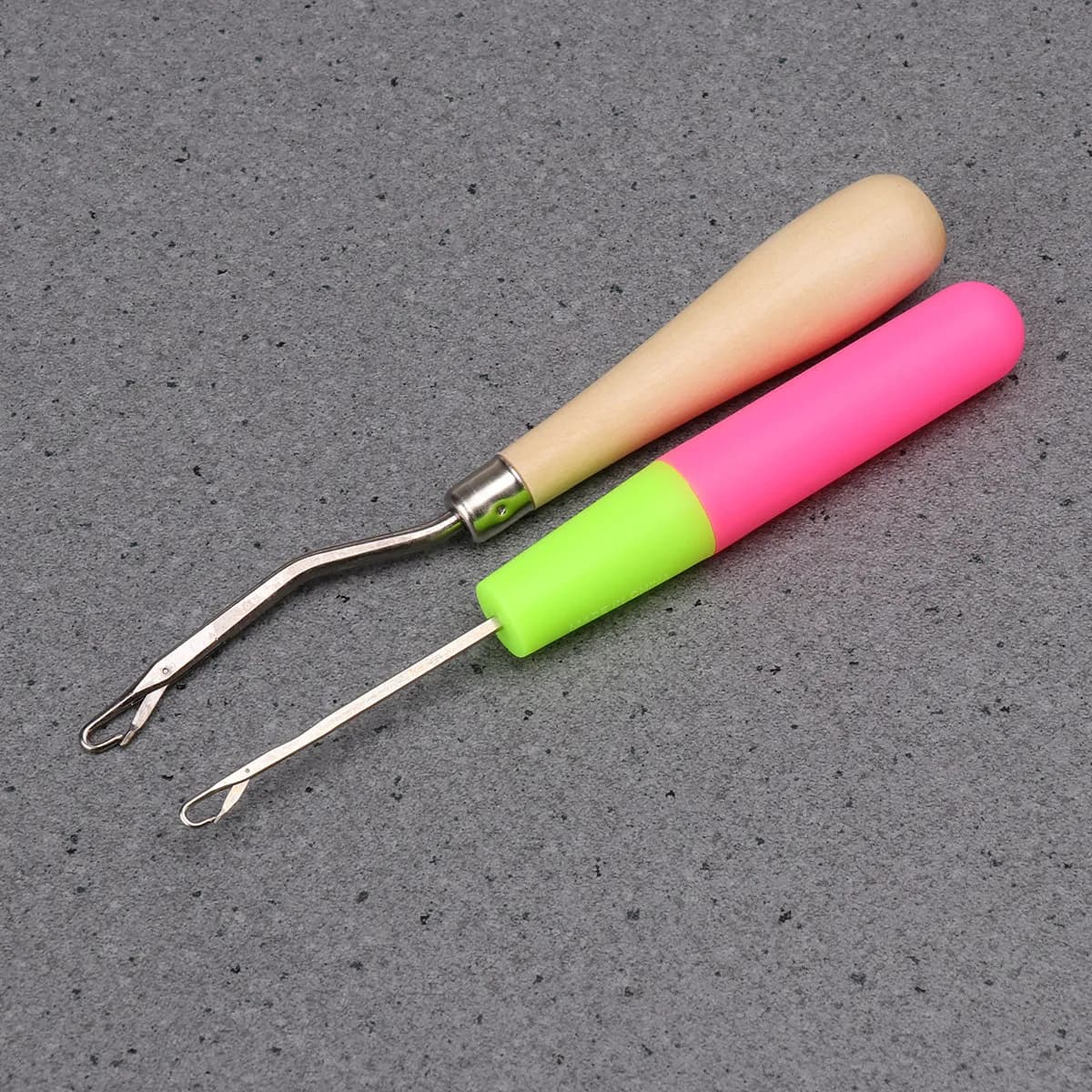 Set di 2 uncinetti da 65 pollici: Uncinetto a gancio curvo in legno e Uncinetto a gancio dritto in plastica per tessitura di tappeti e riparazione di punti di perdita