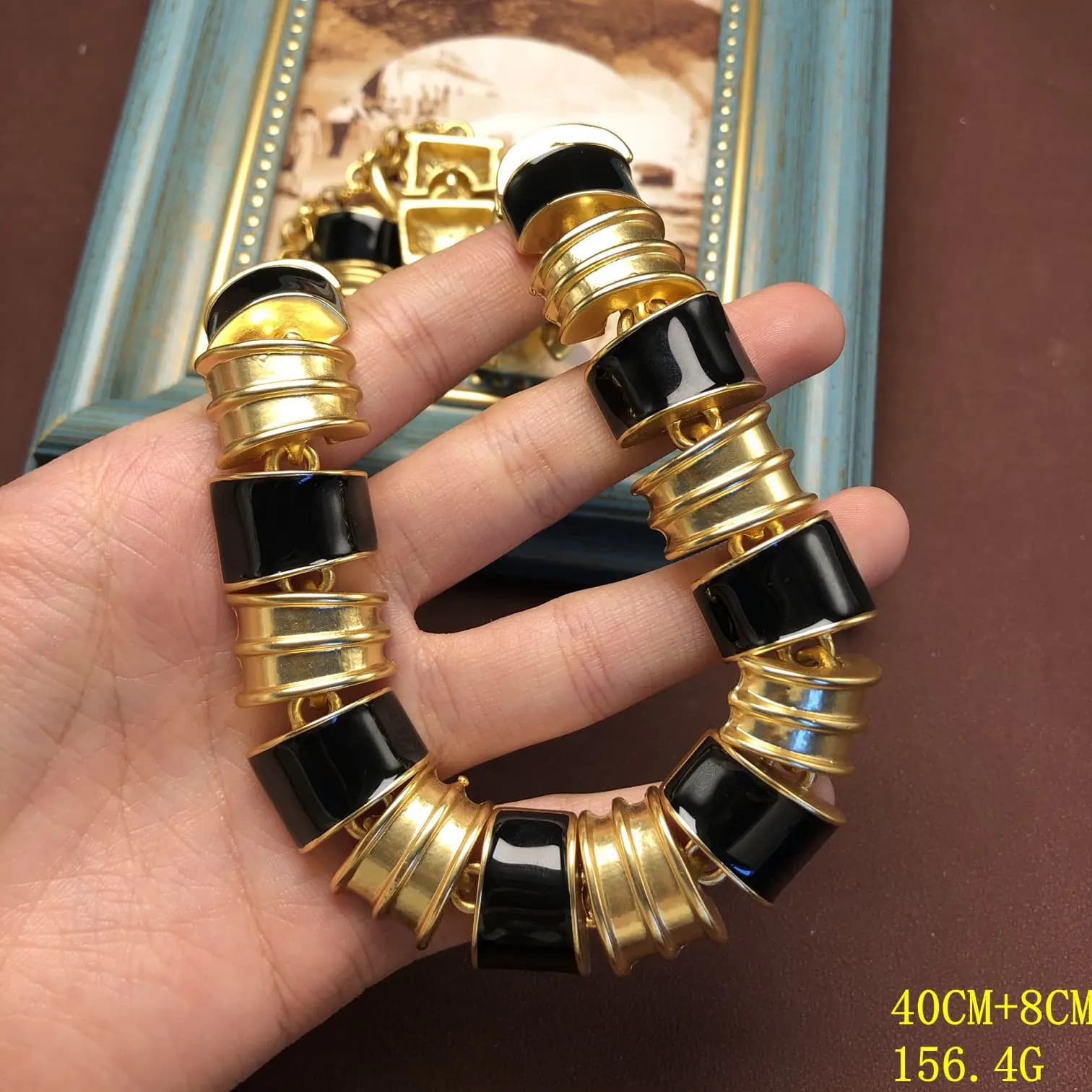 Collana alla moda placcata in oro vero, elegante collana con smalto smaltato, squisita collana di pregio.