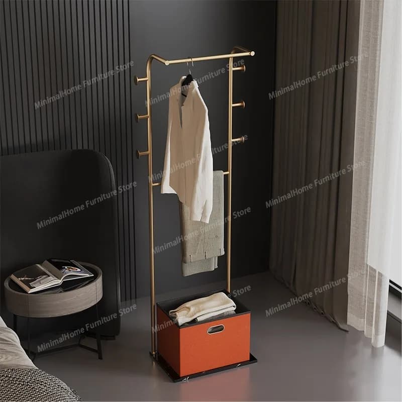 Appendiabiti da terra di lusso leggero in ferro battuto per camera da letto, con cesto portabiancheria sporca e contenitore portaoggetti