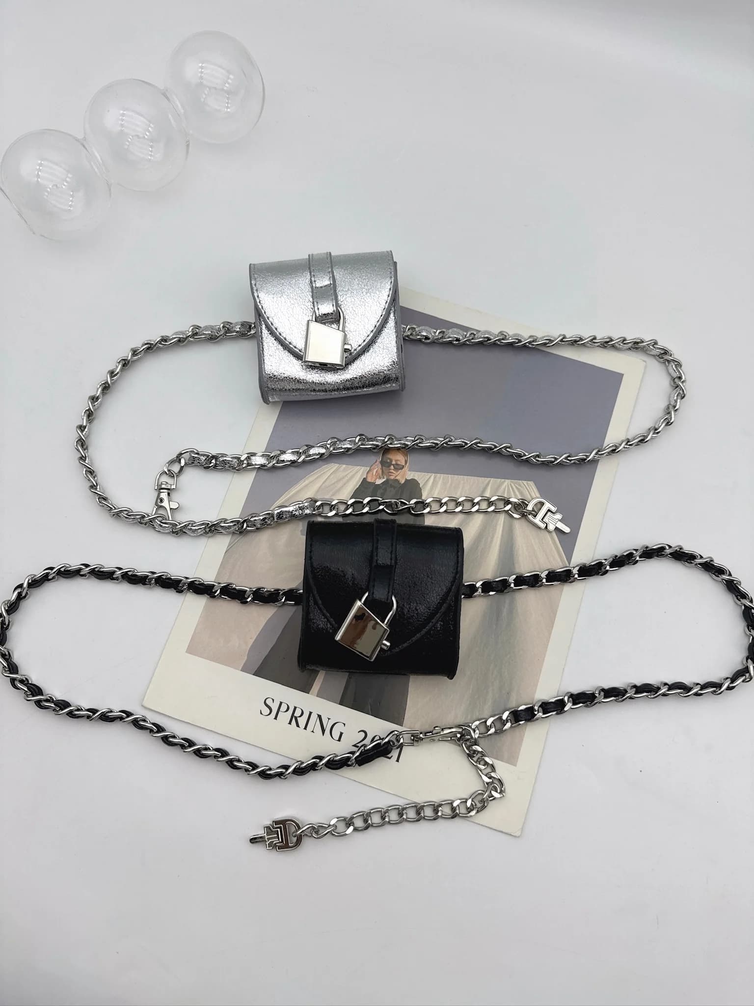 Marsupio alla moda con catena in metallo Accessorio decorativo da donna per gonne e jeans Borsa a tracolla Casual Chiusura magnetica in pelle PU