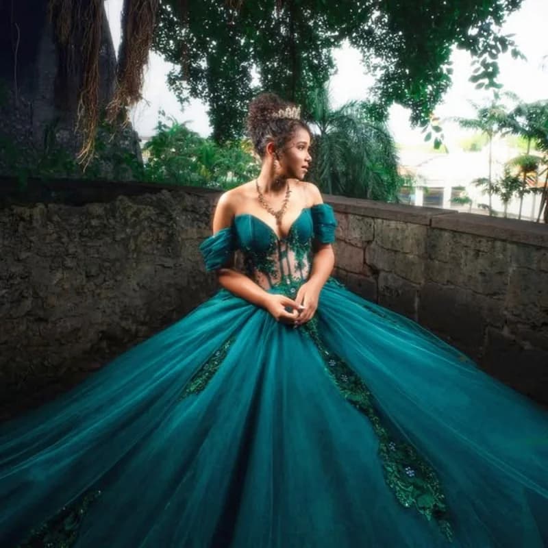 Abito Quinceanera verde scuro con spalle scoperte Decalcomania floreale Stratificazione di pizzo Coda lunga Abiti da 15 Quinceanera Personalizza
