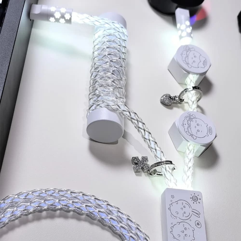 UNKNOWN ERROR D40 Cool White Light Magnetic Keyboard Cable 8K Aviation Plug One Against Two USB to Type-C Gaming Accessories