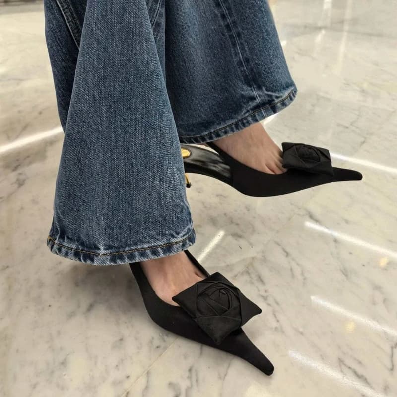 Scarpe da sposa eleganti con tacco alto sexy da donna europee e americane Sandali a punta cavi con fiori alla moda