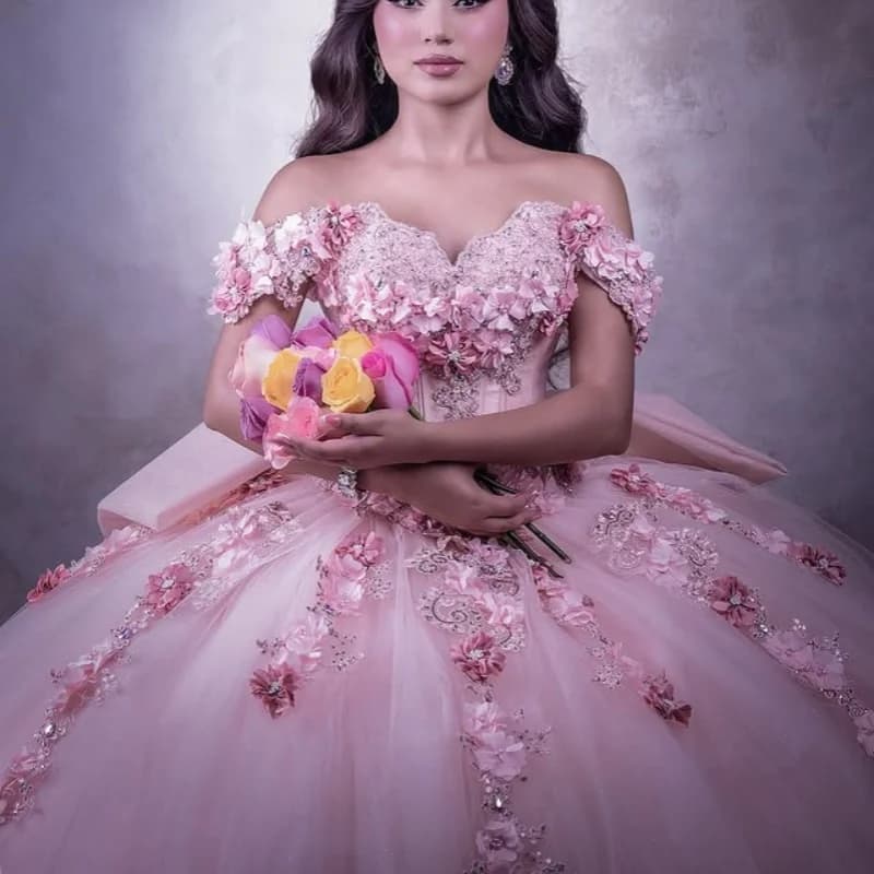 Abito Quinceanera rosa chiaro con spalle scoperte Stratificazione di pizzo Decalcomania del fiore 3D Coda lunga Fiocco abiti da 15 Quinceanera Personalizzato