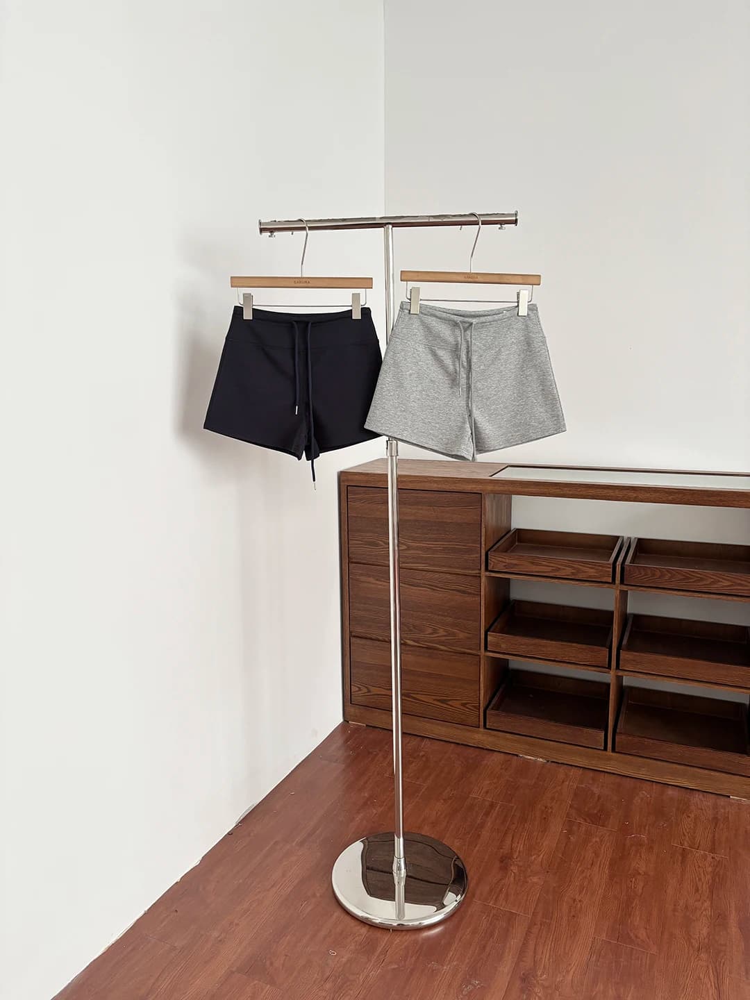 Shorts Casual a Vita Bassa a Trapezio da Donna, Nuovi Stile Coreano Estivi 2026, Pantaloncini Hot Pants a Gamba Larga Versatili e Snellenti, Stile Pendolare in Poliestere
