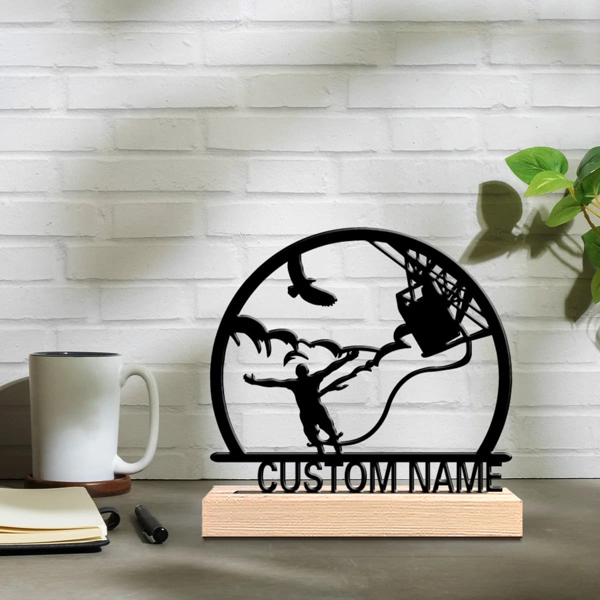 1 statua in metallo personalizzata di nuova concezione per il bungee jumping con base in legno, decorazione da scrivania. Regalo sportivo con base in legno