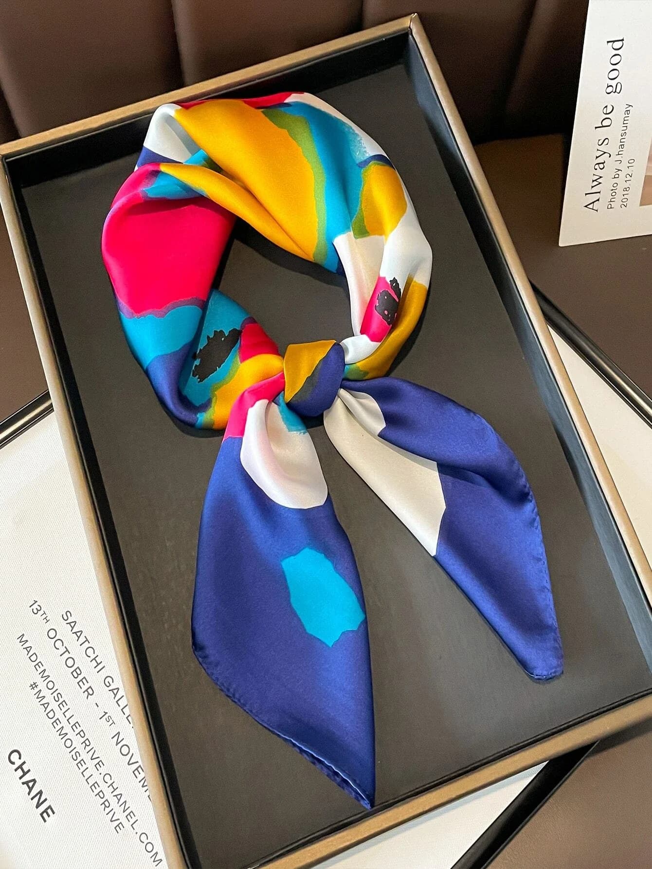 Sciarpa da donna di lusso discreto, un must per la primavera e l'estate. Sciarpa quadrata stampata in simil seta, alla moda nel 2024.