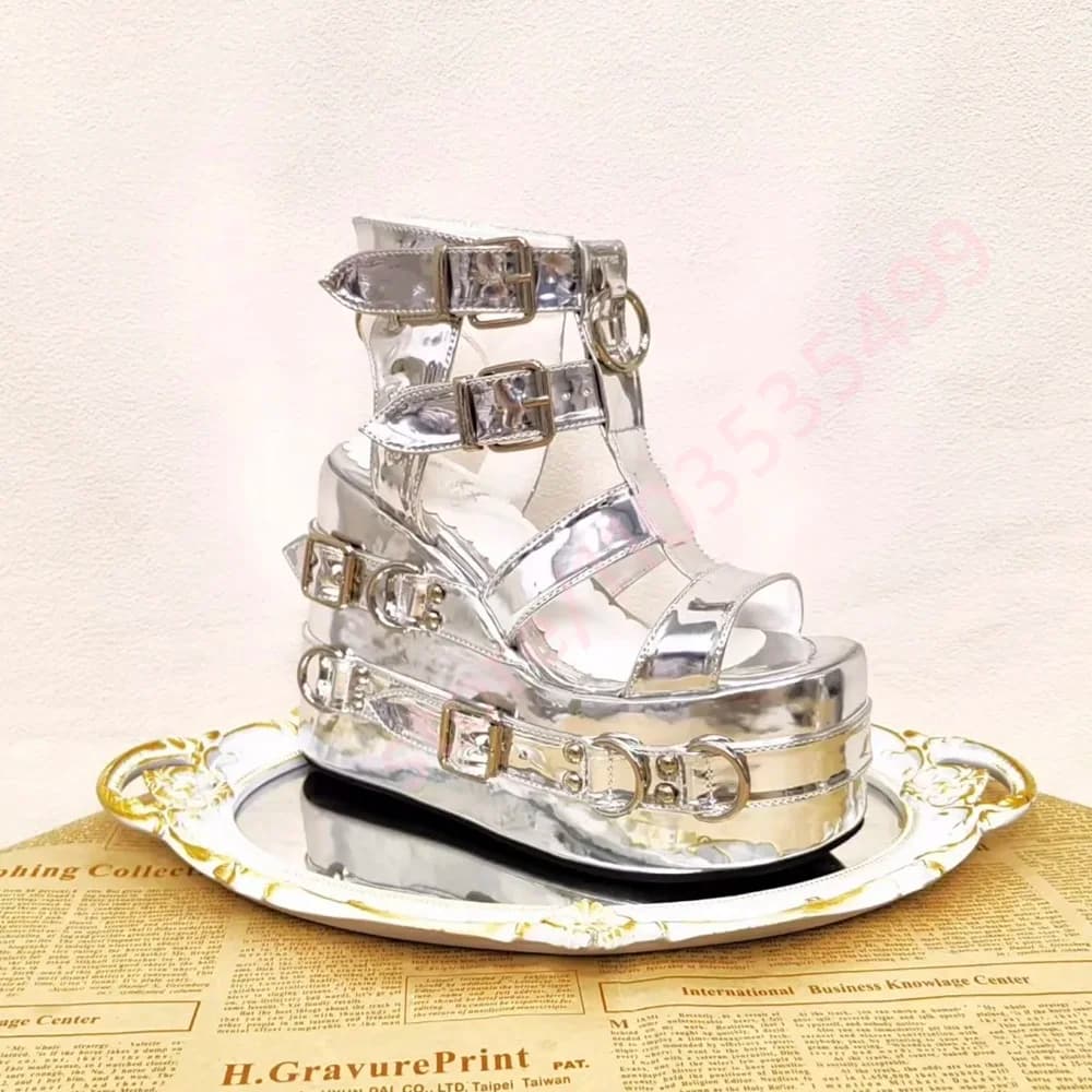 Nuovi Sandali Gladiatore con Plateau Metallizzato Argento Estate 2026 da Donna, con Cinturini Multi-Fibbia ad Anello, Punta Aperta, Stile Goth Punk, Tacco a Zeppa