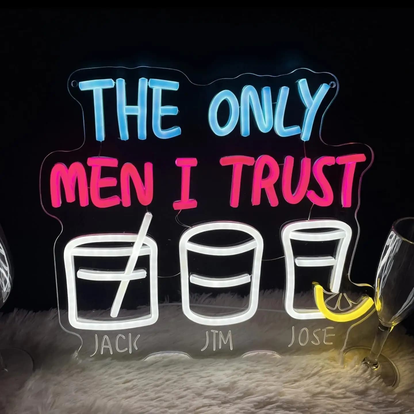 Insegna al Neon 'The Only Man I Trust' di Jack Jim and Joes per Bar, Pub, Club, Feste, Bistrot, Garage, Decorazioni e Insegne Commerciali