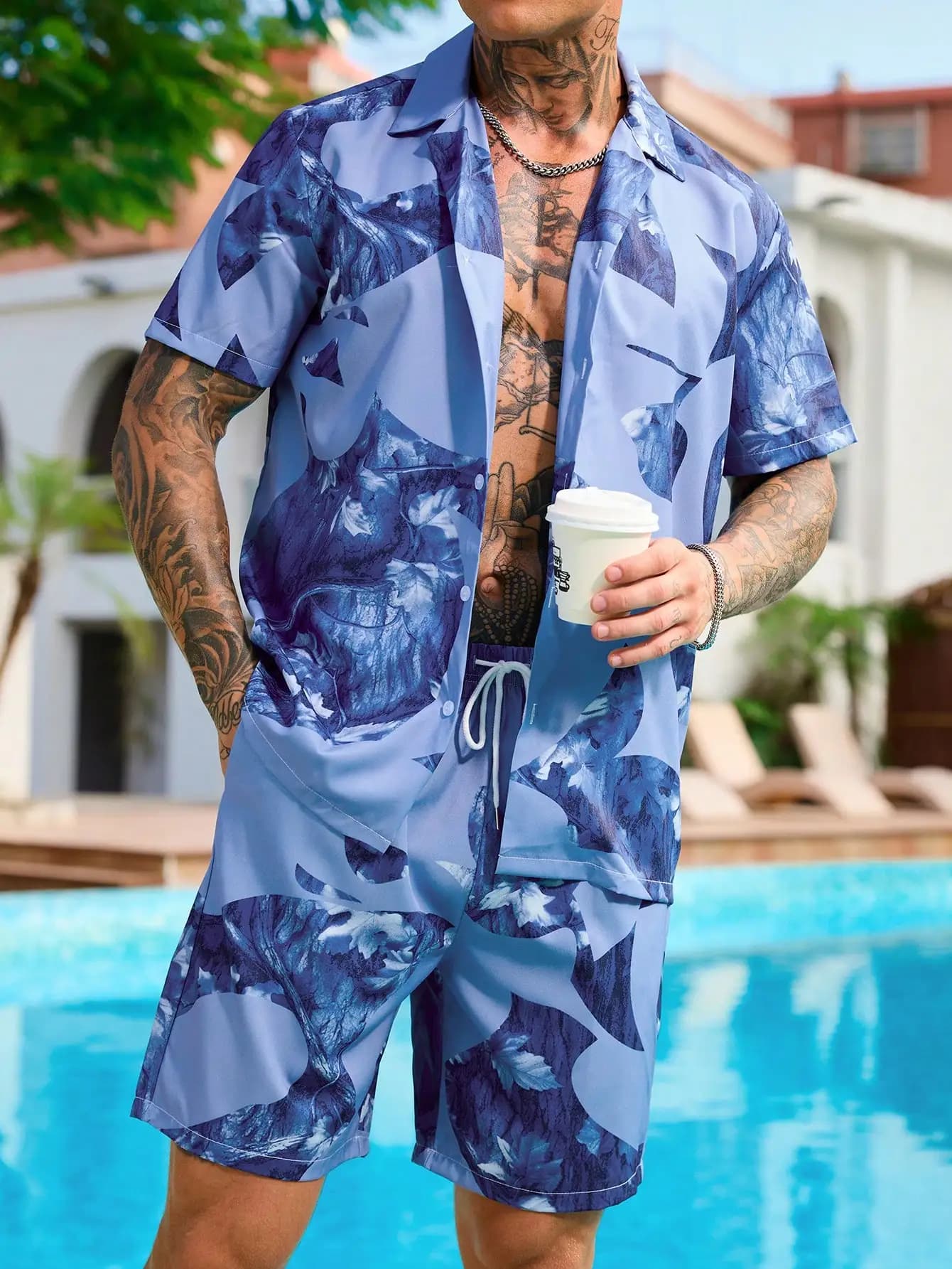 Set da uomo con camicia a maniche corte con stampa floreale blu e pantaloncini con coulisse abbinati