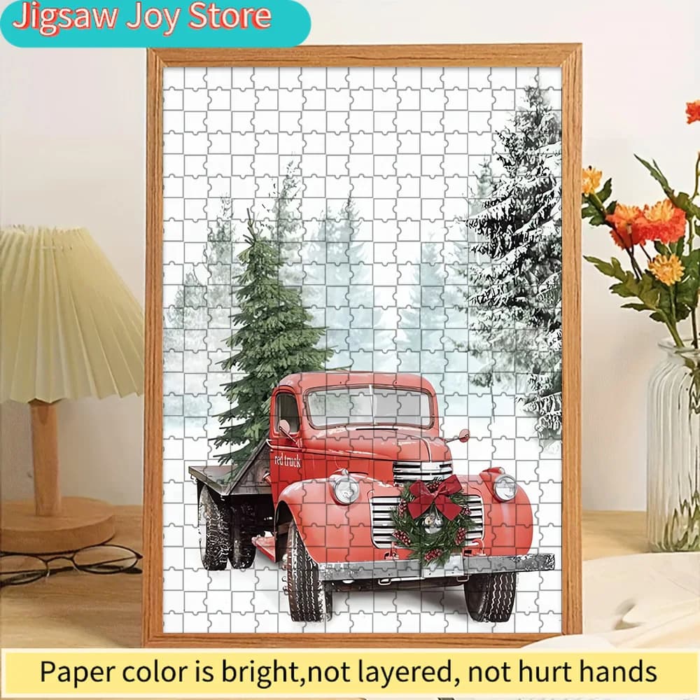 Puzzle di carta con camion natalizio rosso vintage e albero di pino, stampa artistica, decorazione da parete, foresta innevata invernale, illustrazione festiva per le vacanze