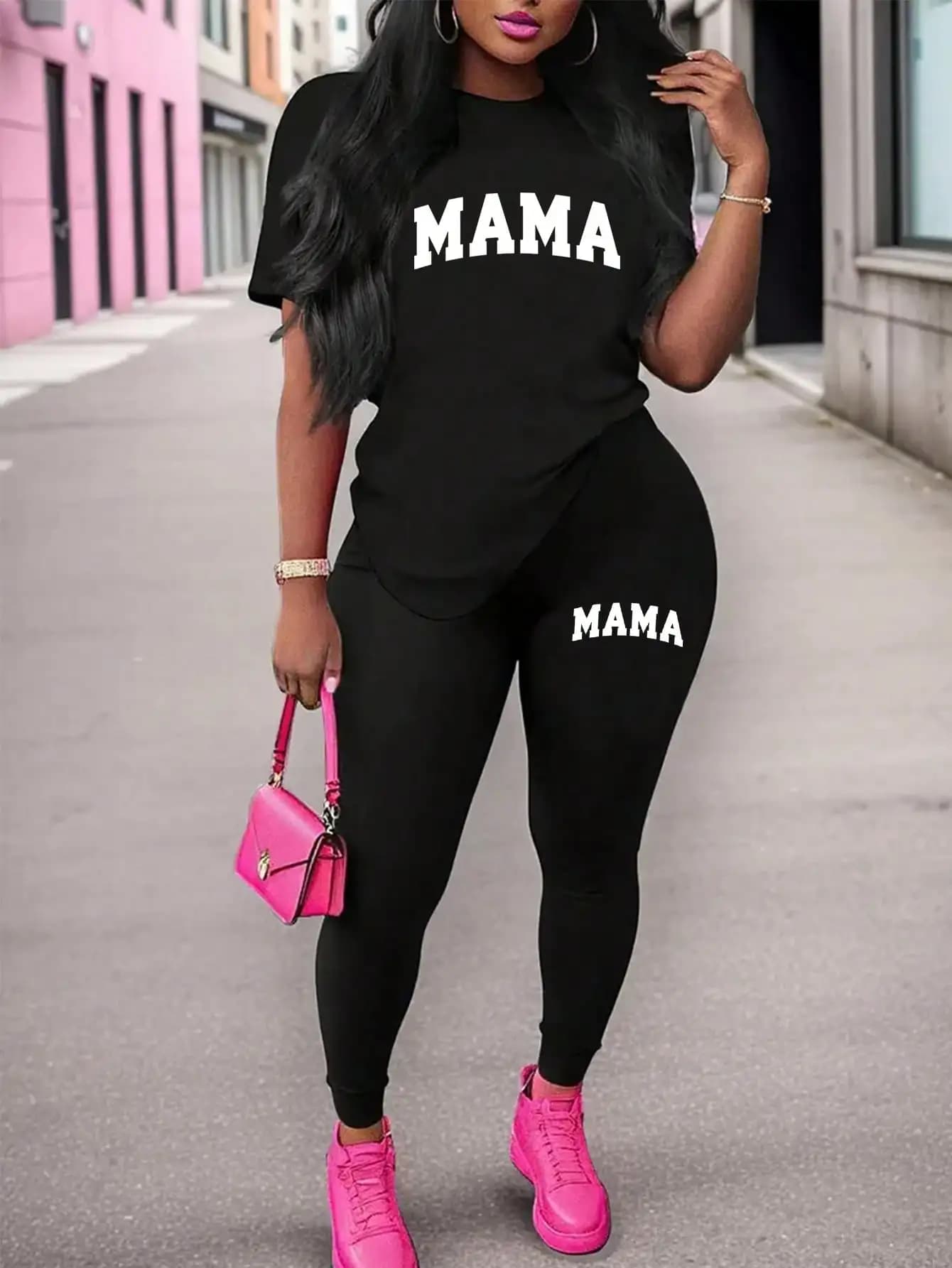 Completo da donna casual primavera/estate 2026: T-shirt a maniche corte con stampa a lettere e pantaloni coordinati con stampa a lettere