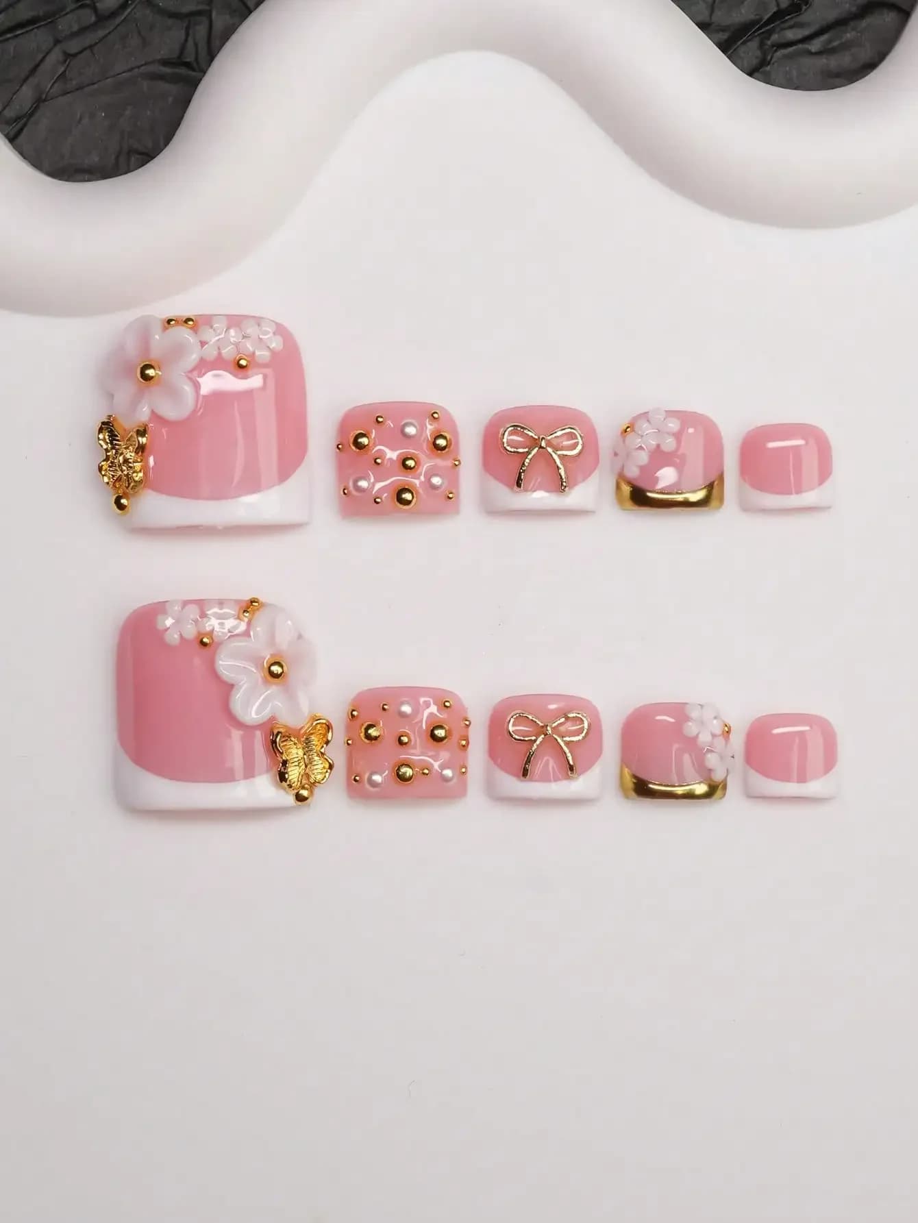 Set di 14 Adesivi per Unghie Fatti a Mano, Stile Y2K Baddie, Nude, Bianco, Oro, con Punte Francesi, Intagli, Perline Metalliche