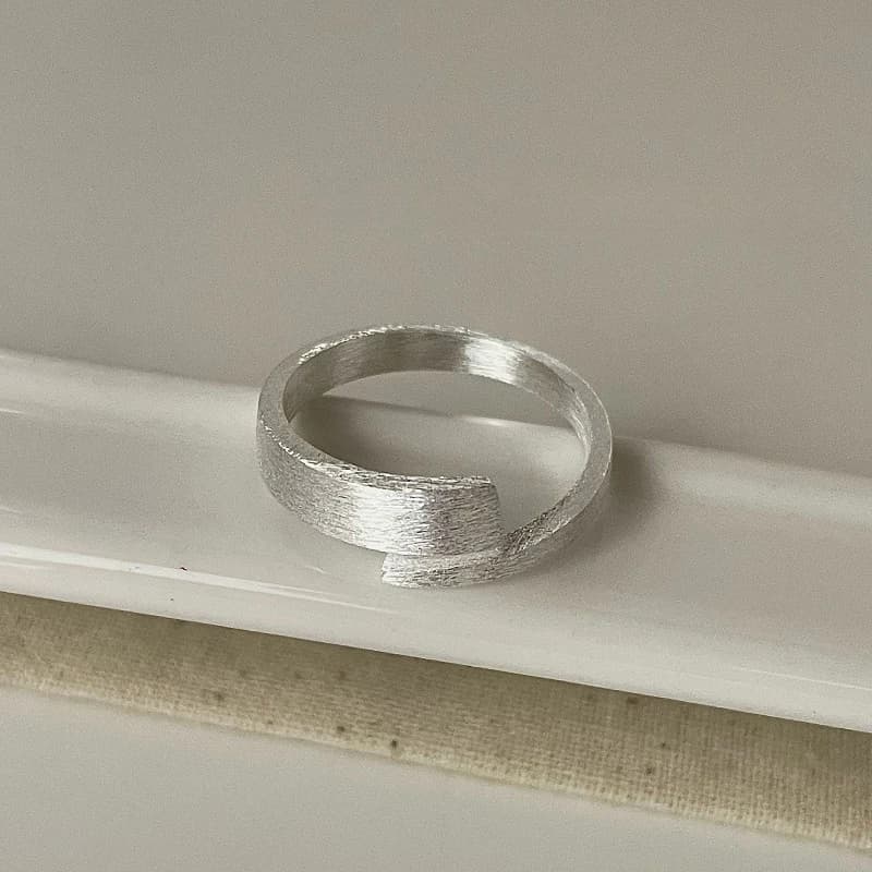 Anello in argento opaco geometrico con finitura spazzolata semplice Anello da dito in argento 925 versione coreana in stile alla moda per le donne