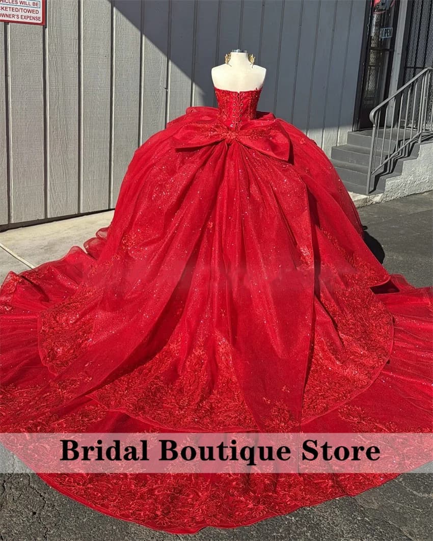 Abiti Quinceanera di lusso con scollo a cuore rosso Abito da ballo con fiocco Applicazioni in pizzo Perline Tull di cristallo Abito messicano dolce 16 personalizzato