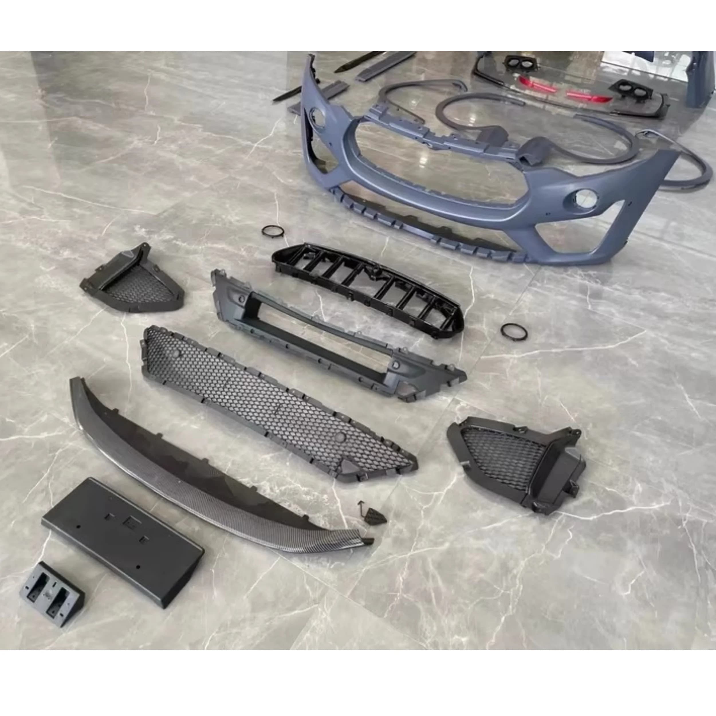 Kit Carrozzeria per Maserati Levante 16-22: Paraurti Anteriore, Paraurti Posteriore, Minigonne Laterali, Griglia, Passaruota e Accessori Auto