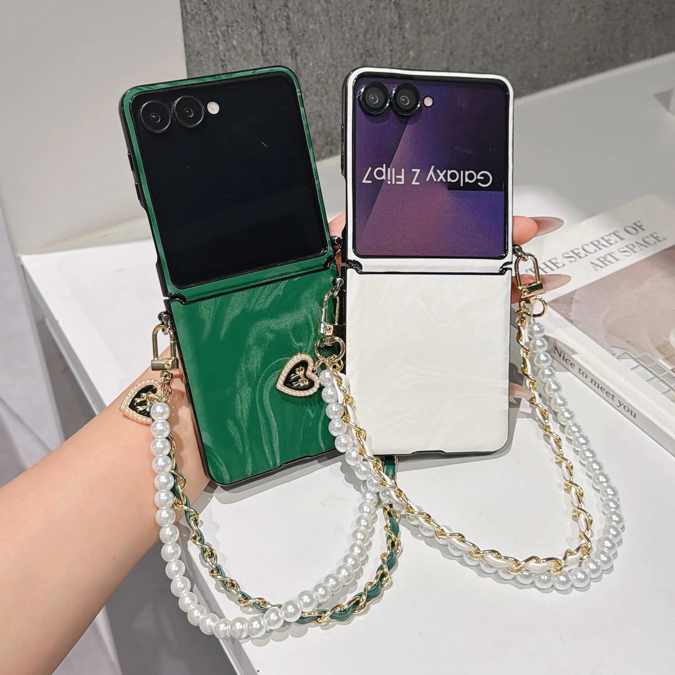 Custodia Premium in Pelle PU Solida con Protezione Cerniera e Cinturino da Polso a Catena per Samsung Galaxy Z Flip 7FE 6 5 4 3