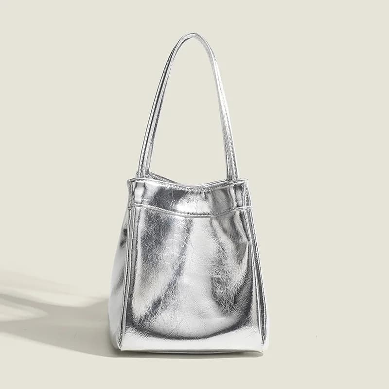 2024 nuova borsa a secchiello portatile in argento dal design alla moda e di nicchia, alla moda e versatile, casual e lussuosa, scatola per il pranzo ascellare