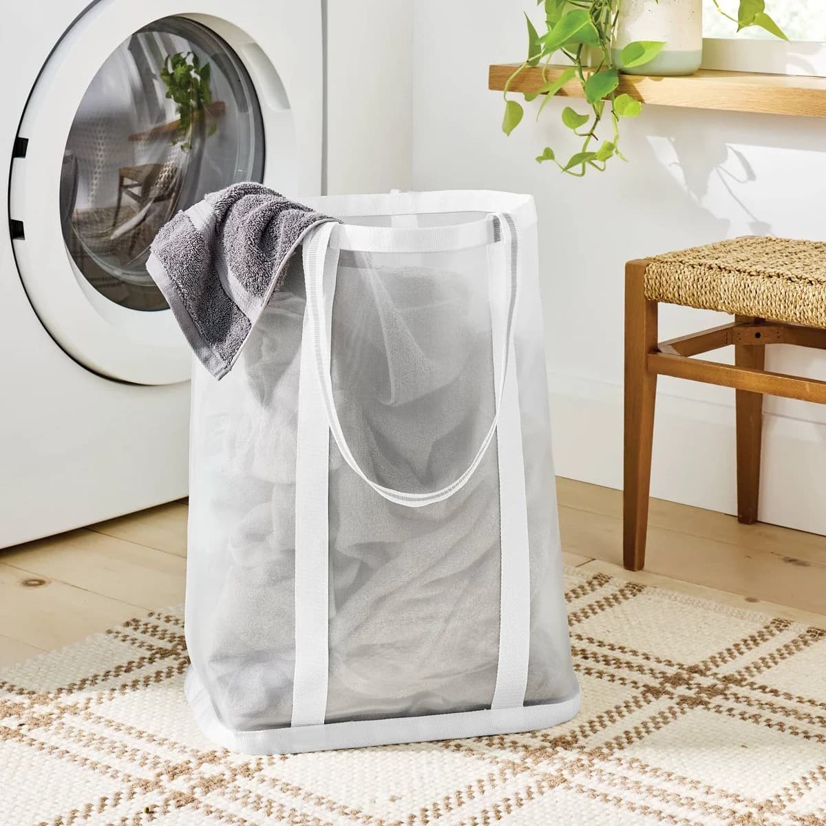 Mesh Laundry Bag IvoryLaundry bag in an ivory hue Made of nylon mesh fabric Open top