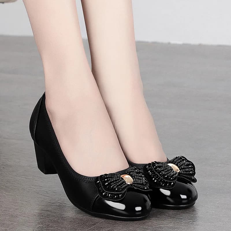 Scarpe in vera pelle con bocca superficiale comode e traspiranti da 5 cm Scarpe slip on con fiocco autunnale 2025 nere per il lavoro della mamma in ufficio