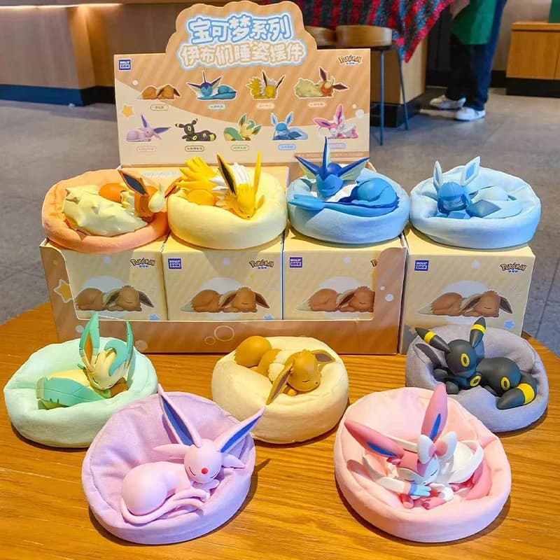 Modellino Pokémon: Serie Famiglia Eevee in Posizione Dormiente, Blind Box Fatina Eevee, Ornamento da Scrivania Fatto a Mano, Regalo di Compleanno
