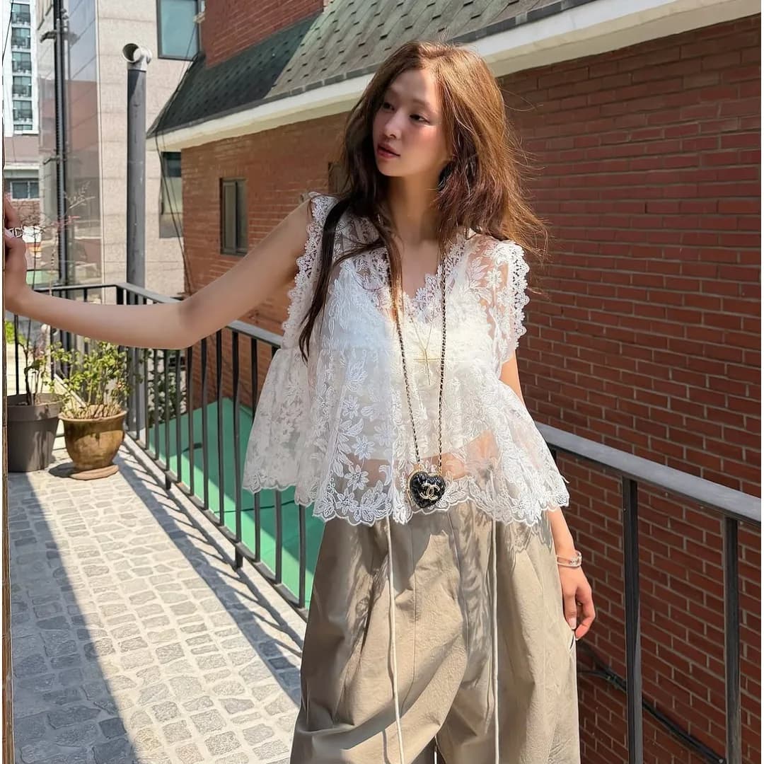 Summer 2026 Chic Korean Style V-Neck White Lace Sleeveless Short Top Women's Outerwear T-Shirt Fashionable Ladies Vest
