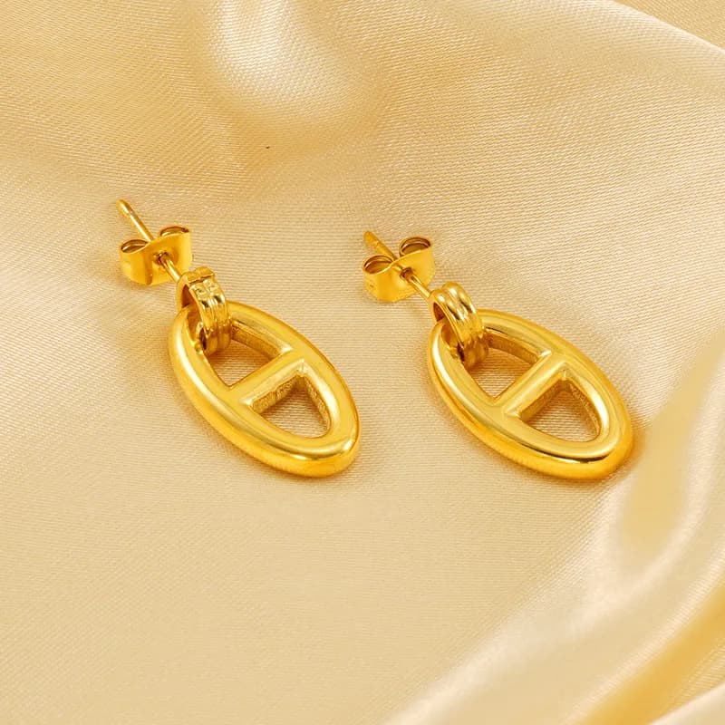 Orecchini a perno da donna dal design di nicchia, semplici, a forma di naso di maiale, in acciaio al titanio cavo, placcati in oro vero