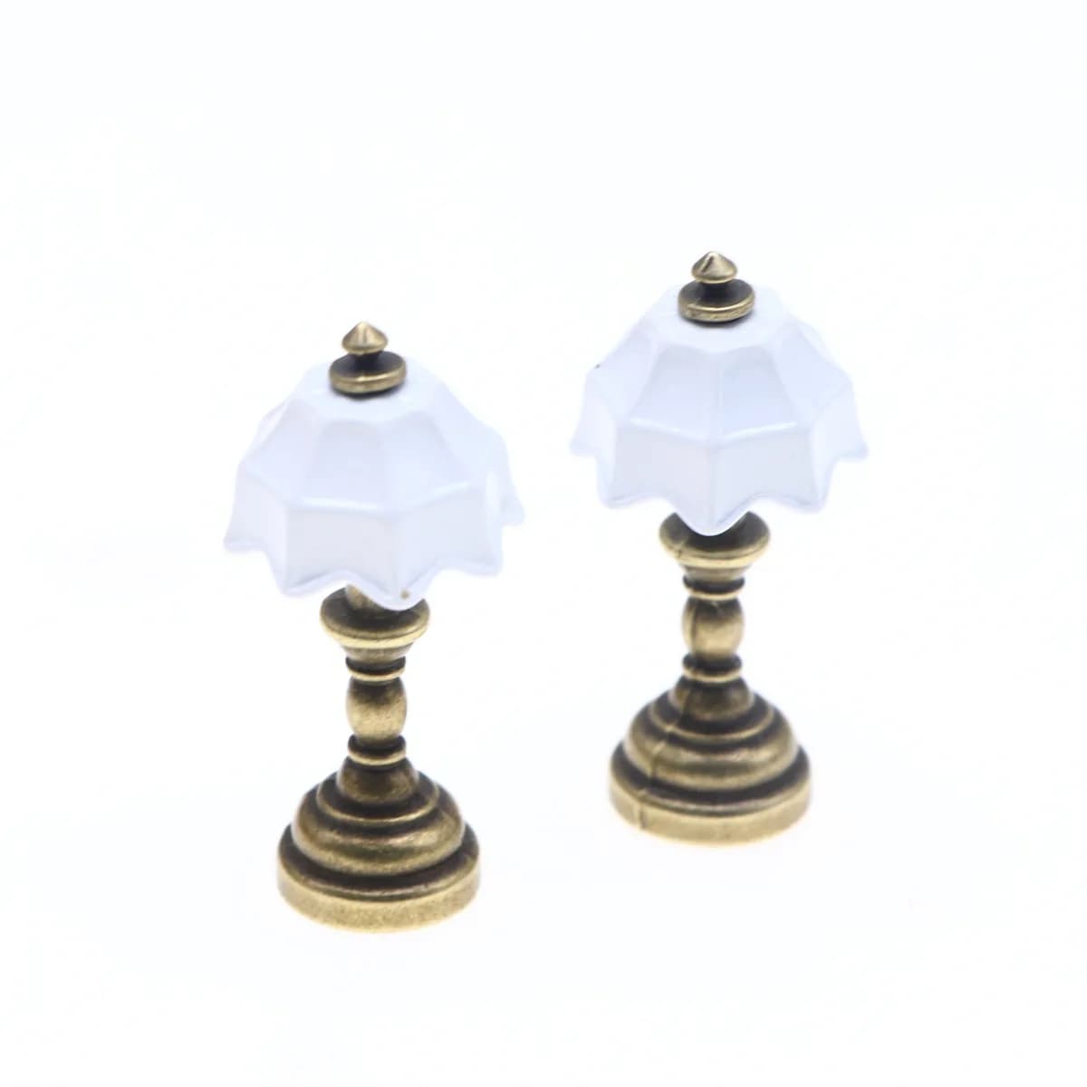 Lampada da scrivania in oro in miniatura per casa delle bambole Simulazione Illuminazione Modello di mobili Regalo per bambini Camera da letto Soggiorno Accessori per la decorazione della scrivania