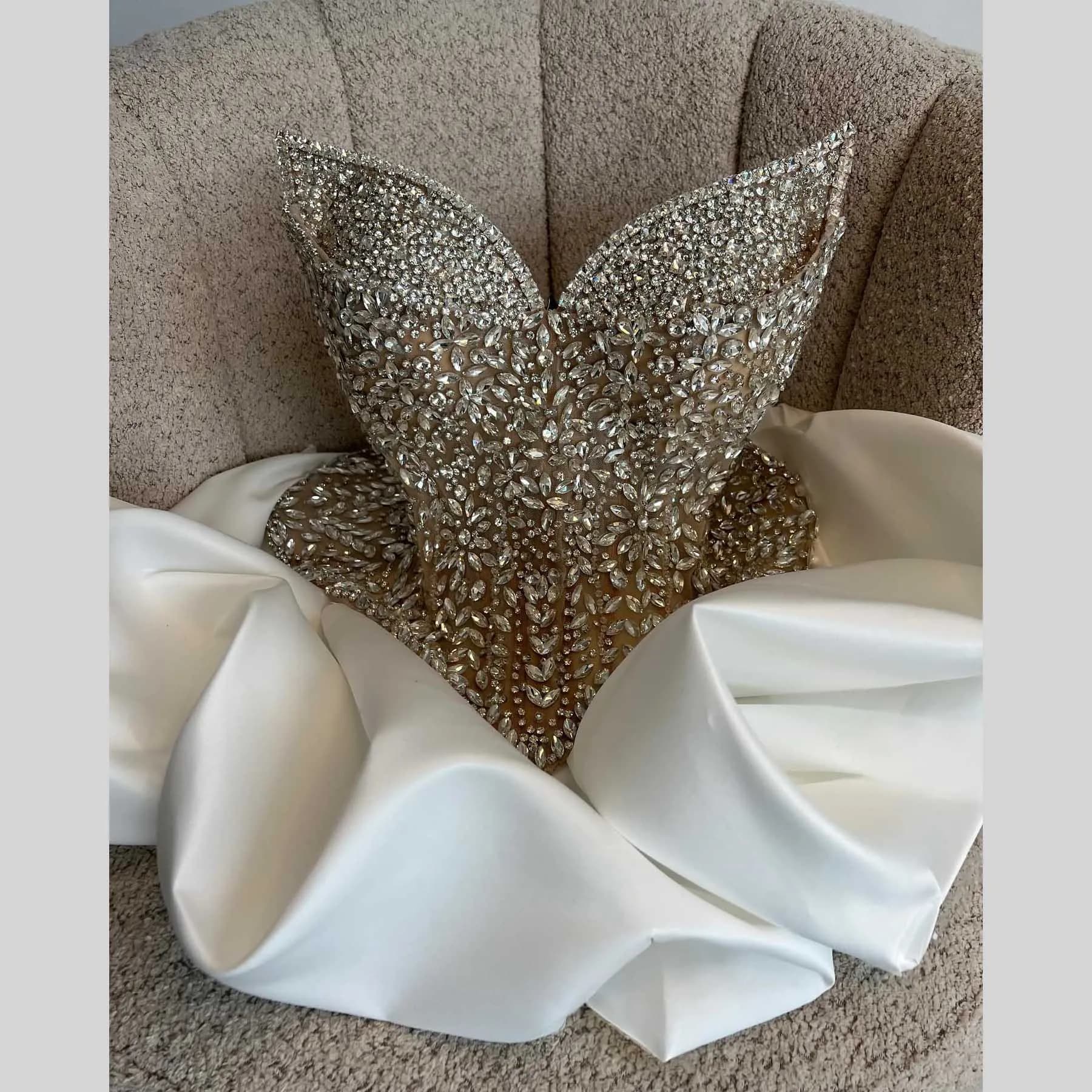 Nuovo arrivo lussuoso in rilievo corto abiti da festa da ballo gonna con volant cristalli pieni corsetto unico matrimonio secondo abito abito formale